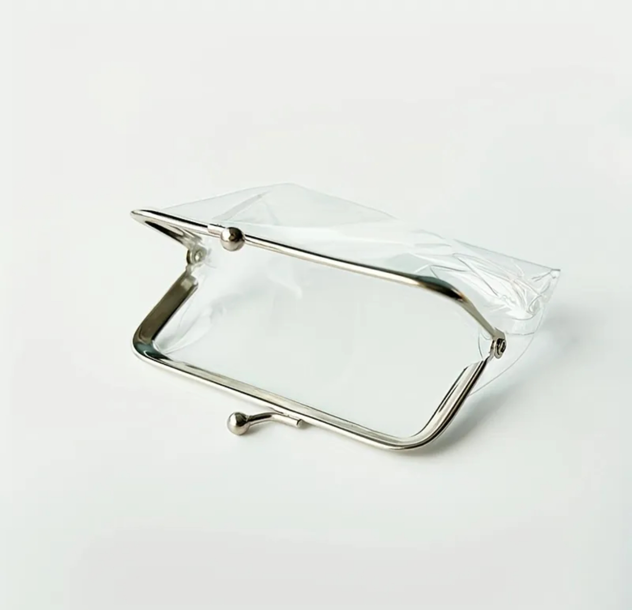 حقيبة شفافه + مني كريم ترطيب لليد مع مبرد للتلميع مجانا