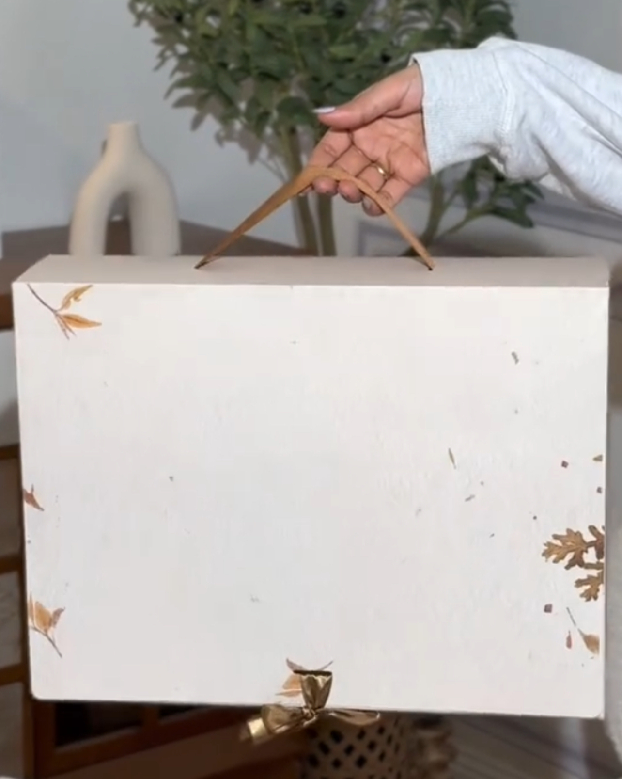 بوكس للهدايا بمسكة يد علوية 