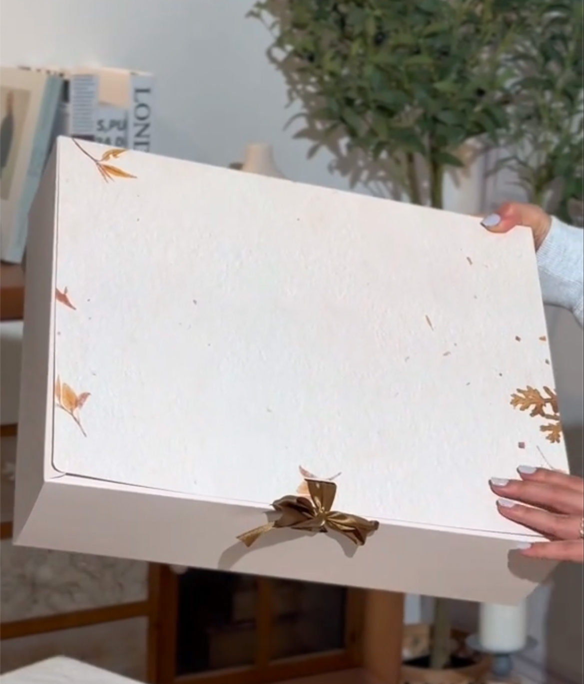 بوكس للهدايا بمسكة يد علوية 