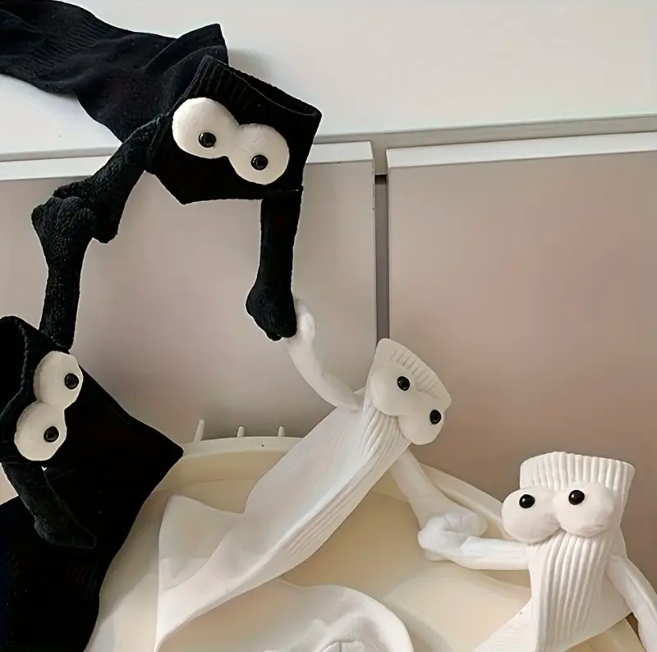 زوجين من جوارب المغناطسية بلون الابيض و الاسود