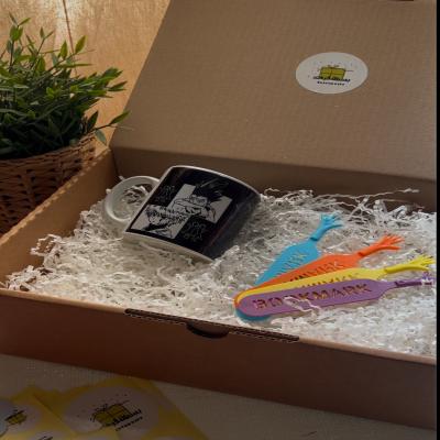 بوكس هدية 🎀 كوب انمي هانتر + فواصل كتب ملونة