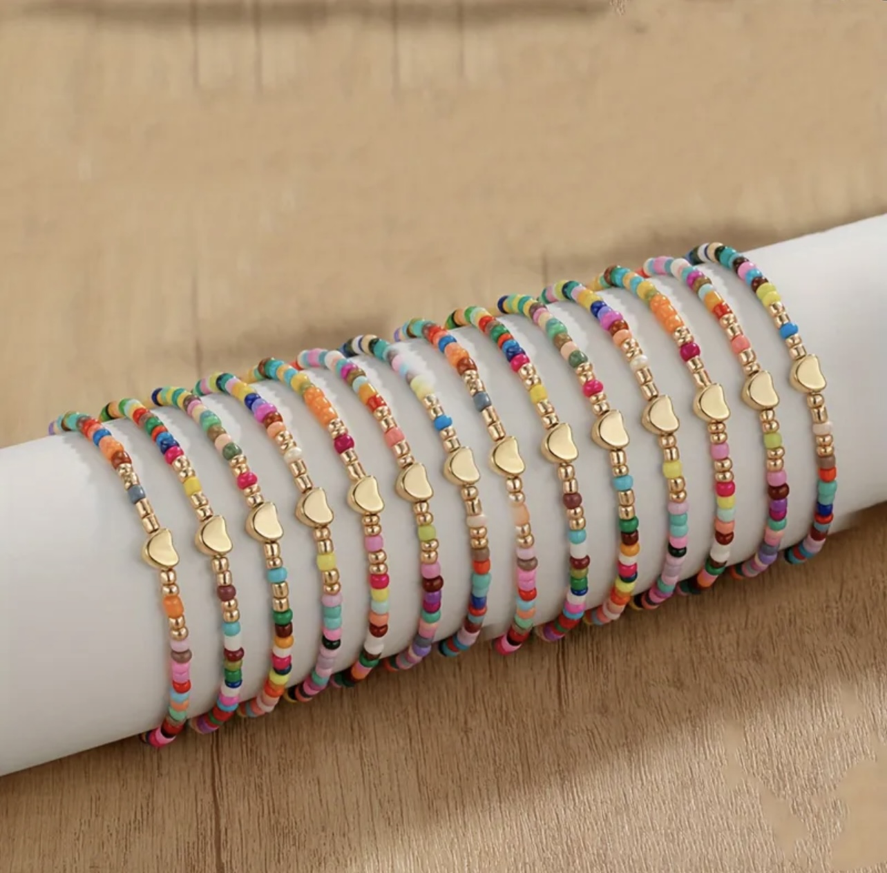 أساور من الخرز الملون 