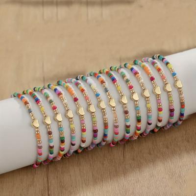أساور من الخرز الملون 