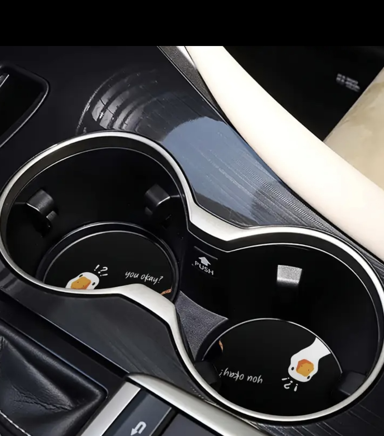 قاعدة الأكواب للسيارة 