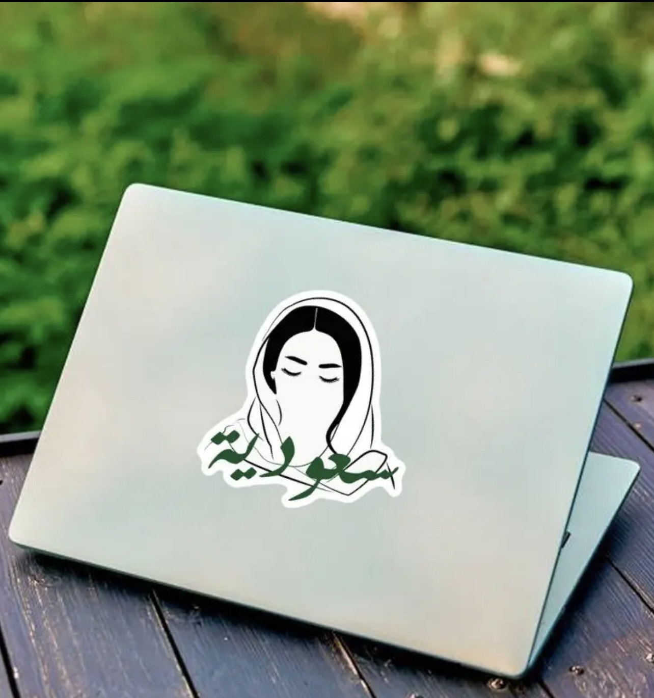 "ستيكر" ملصق مميز من الفينيل